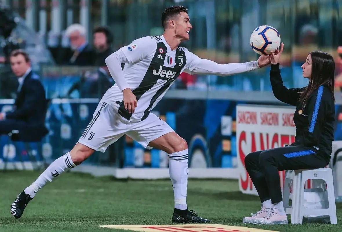 爱游戏娱乐 -包含今夜体能课后，尤文图斯临场应变备战意甲，底气十足，阵容厚度经受考验的词条